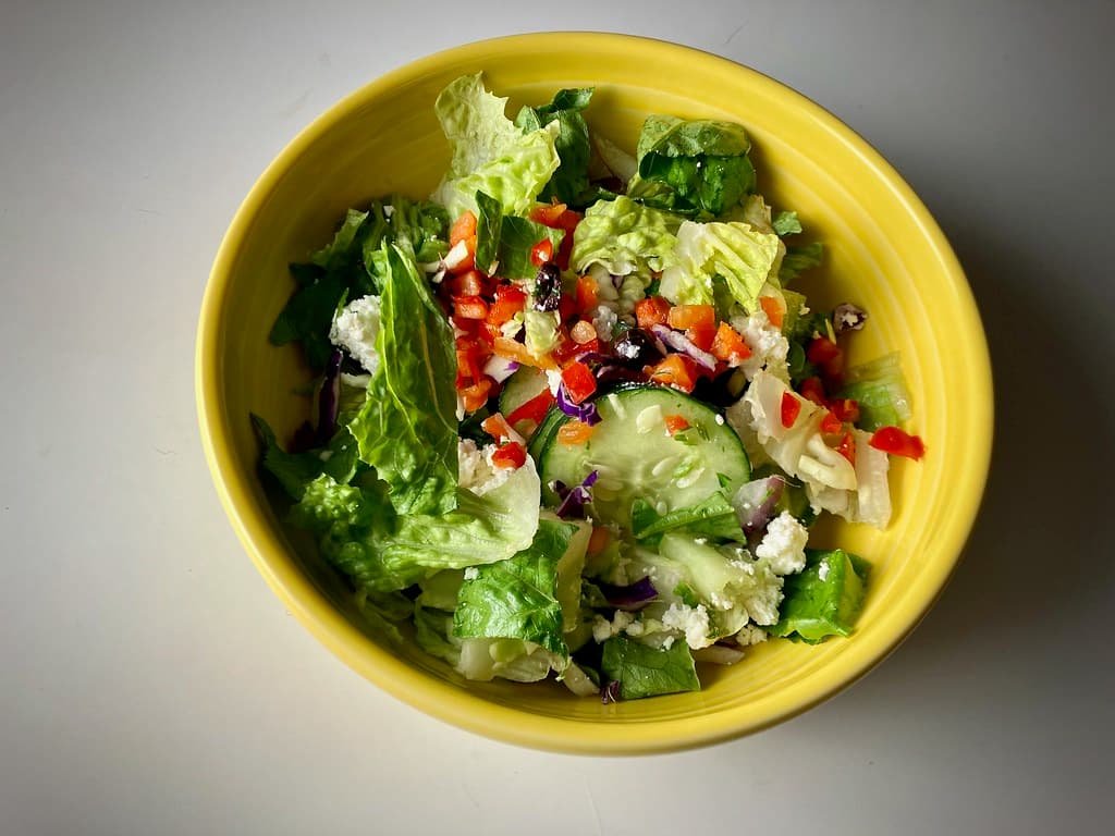 Griekse salade met feta en olijven