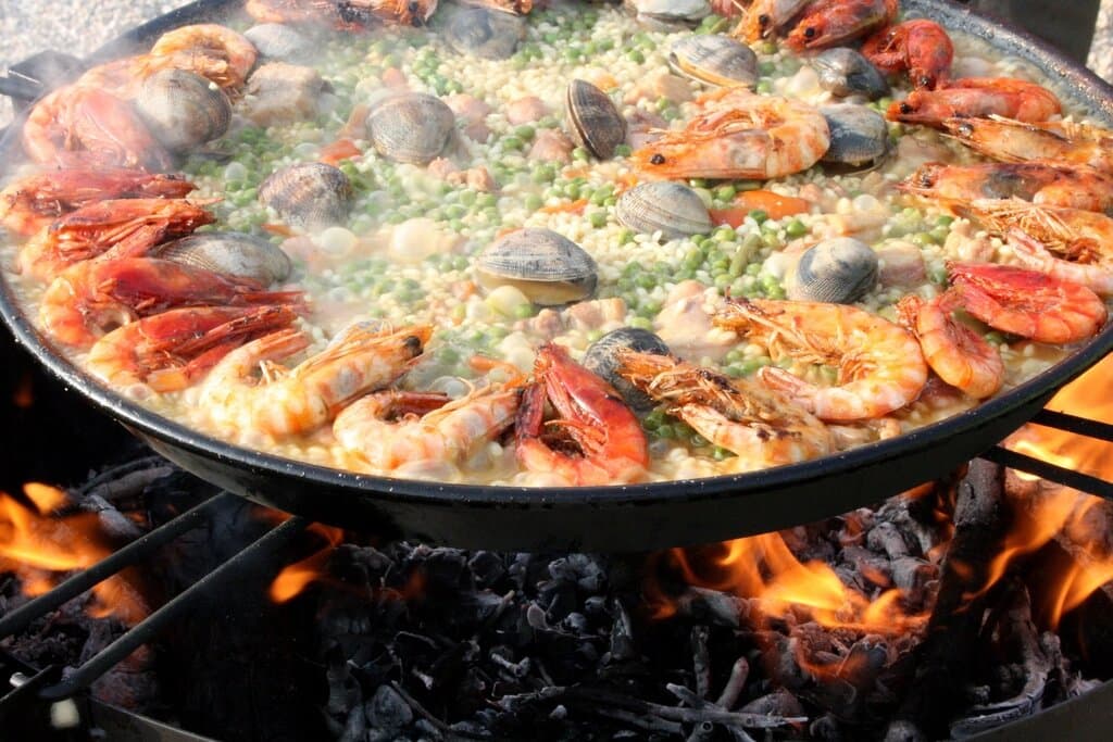 Paella met kip en garnalen