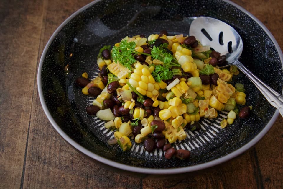 Mexicaanse quinoa salade met mais en bonen