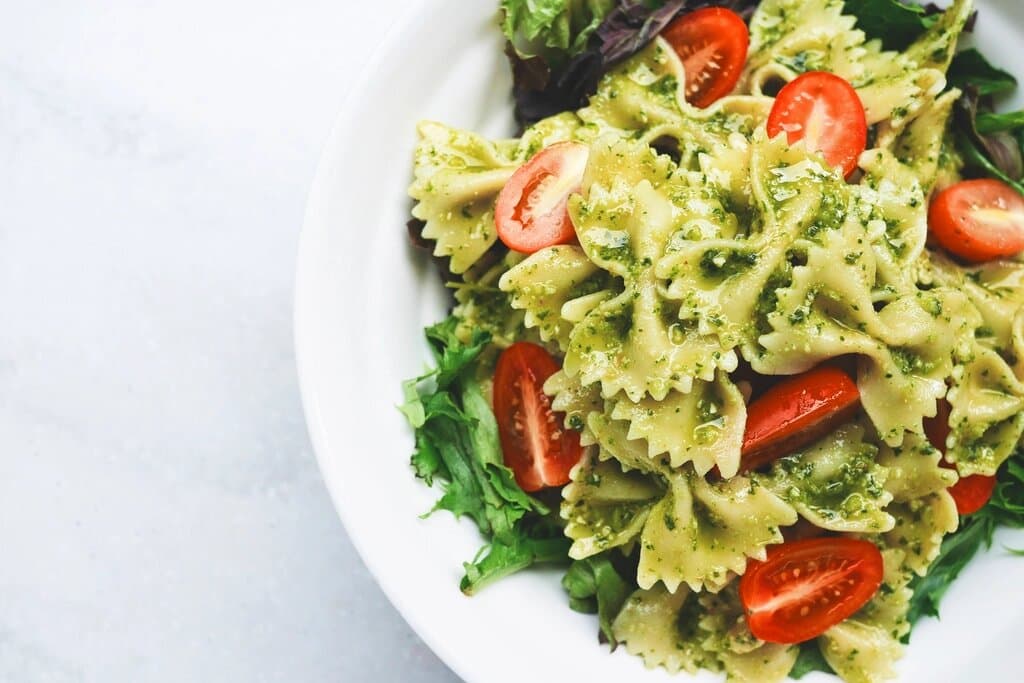 Volkoren pasta met groene pesto en cherrytomaatjes